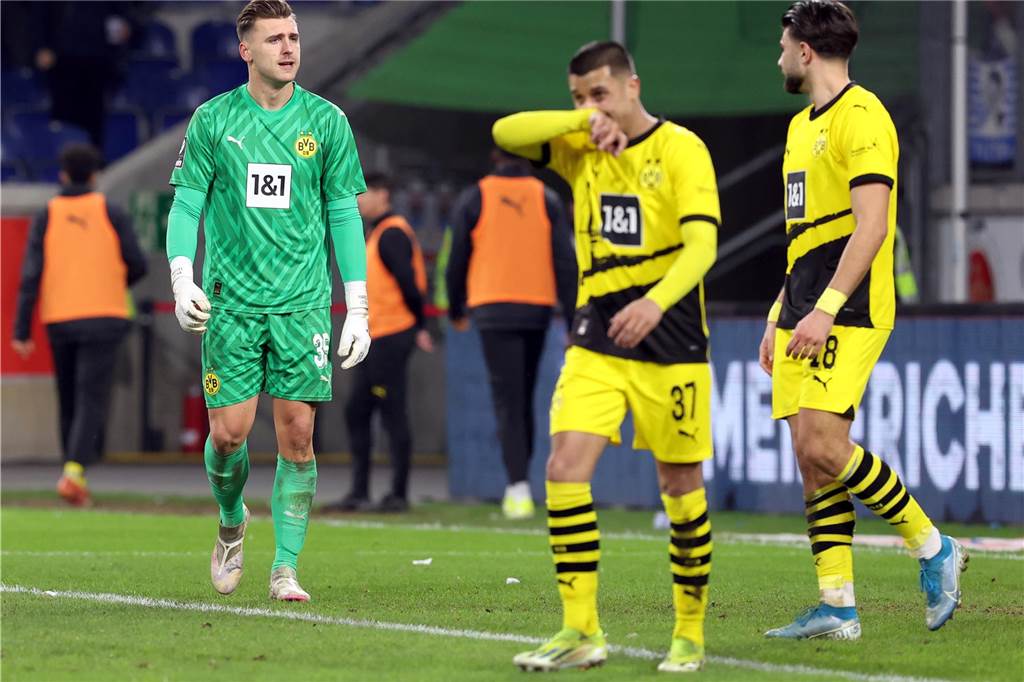 Marcel Lotka spricht mit Antonios Papadopoulos.