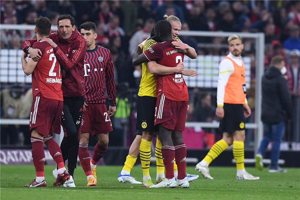 Weiterer Trip an die Côte d’Azur: Erling Haaland lässt den BVB zappeln BVB-Torjäger Erling Haaland (M.) gratuliert Bayerns Dayot Upamecano zum Titelgewinn.