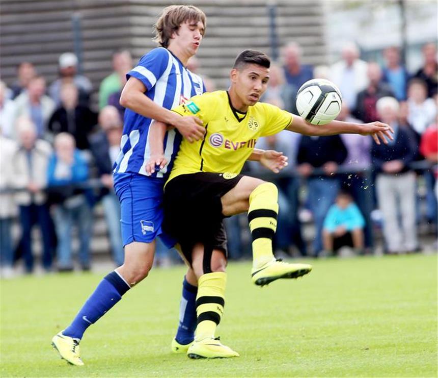 BVB-U17 unterliegt Hertha im Hinspiel 1:2 BVB-Torschütze Hayrullah Alici (r.) im Zweikampf.