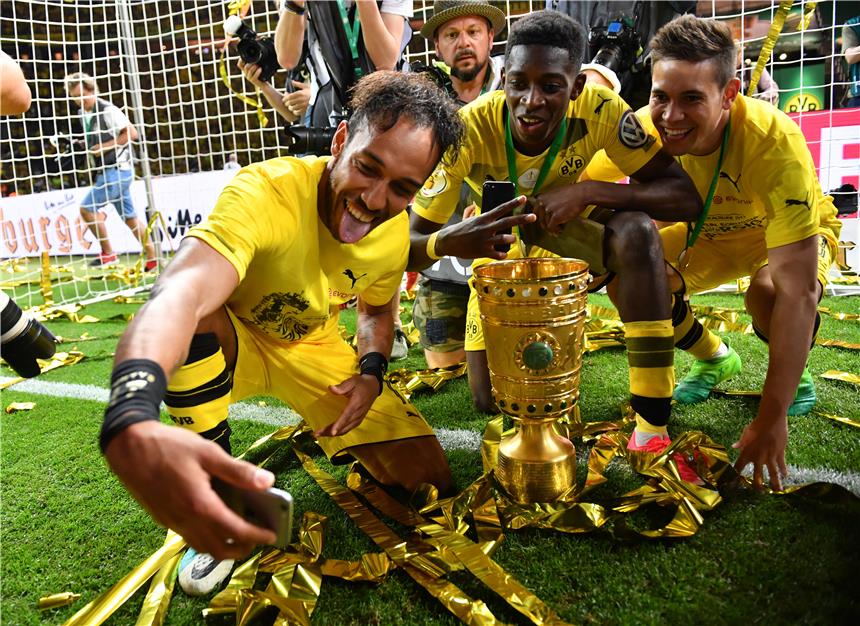 Dembele mit viel Gefühl - Reus bleibt der Pechvogel BVB-Torschützen gegen Frankfurt: Pierre-Emerick Aubameyang (l.) und Ousmane Dembele (M.).