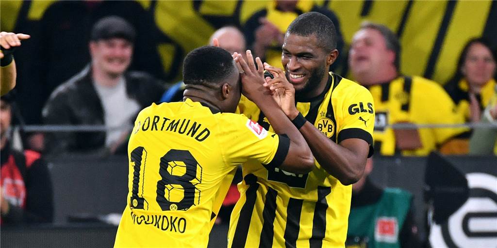 Last-Minute-Tor gegen Bayern: BVB-Neuzugang Modeste antwortet seinen Kritikern Anthony Modeste jubelt gemeinsam mit Youssoufa Moukoko.