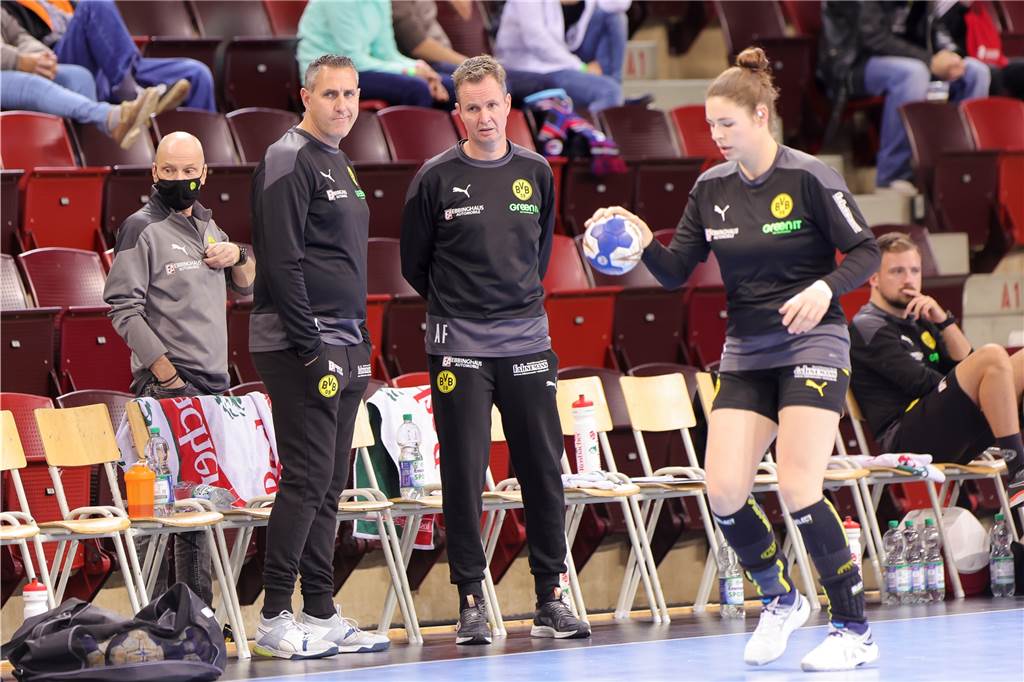 BVB-Frauen vor Mammut-Programm: Vier Spiele, drei Wettbewerbe, acht Tage BVB-Trainer André Fuhr, hier mit Co-Trainer Andreas Kuno (l.), muss seine Spielerinnen auf vier Spiele in drei Wettbewerben vorbereiten.
