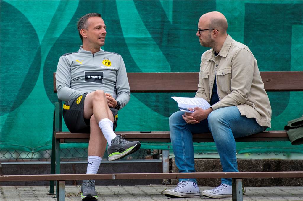 U23-Trainer Preußer im XXL-Interview: „Die Aufgabe beim BVB erfüllt mich total“ BVB-Trainer Christian Preußer (l.) im Gespräch mit RN-Redakteur Cedric Gebhardt.