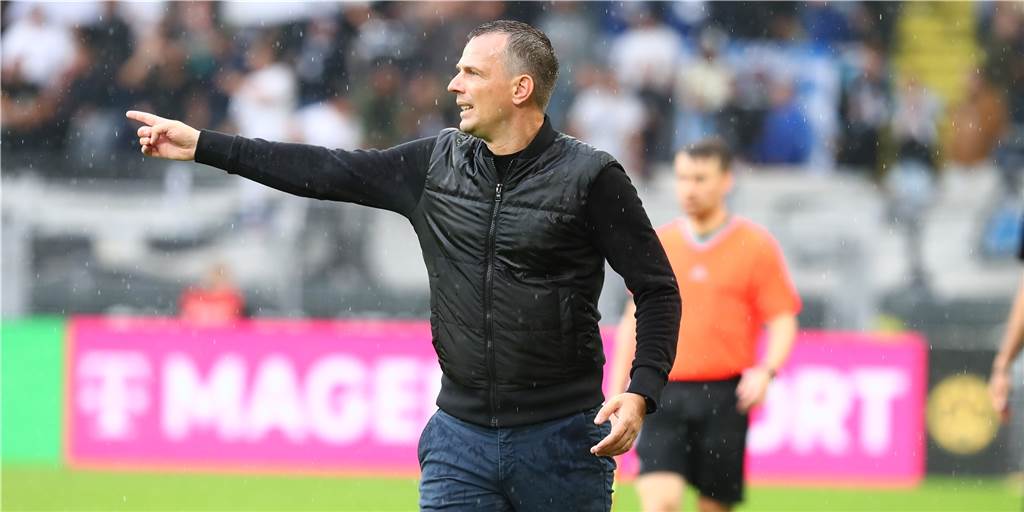 U23 des BVB kann „durchpusten“: Trainer Christian Preußer spricht über Druck und Ziele BVB-Trainer Christian Preußer steht am Spielfeldrand und coacht die U23.