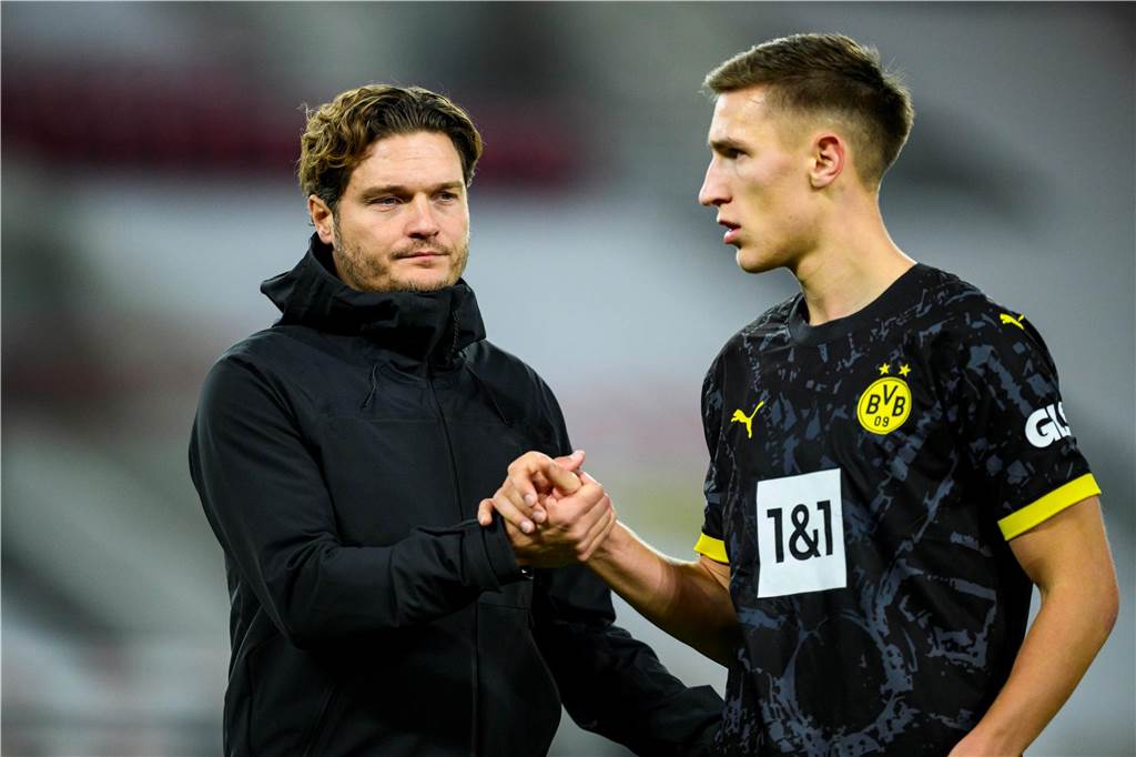 BVB-Rotation erfolgt nur sehr dosiert: Terzic-Maxime der vielen Dauerbrenner Edin Terzic klatscht mit Nico Schlotterbeck ab.