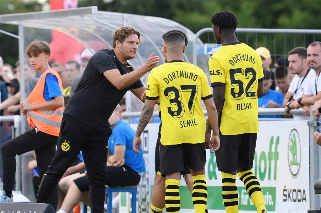BVB-Youngster Hendry Blank : Erst unterm Radar, jetzt bei Terzic auf dem Schirm Edin Terzic klatscht mit Hendry Blank ab.