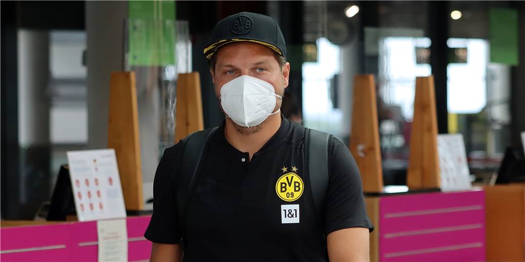 Mit diesem Kader reist der BVB nach Bad Ragaz – ein Spieler kommt nach BVB-Trainer Edin Terzic am Dortmund Airport.
