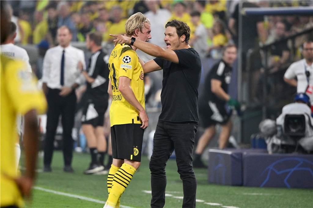 „Ein System, das der Mannschaft liegt“: BVB-Trainer Edin Terzic könnte seine Elf öfter im 4-1-4-1 aufs Feld schicken BVB-Trainer Terzic gibt Brandt Anweisungen.