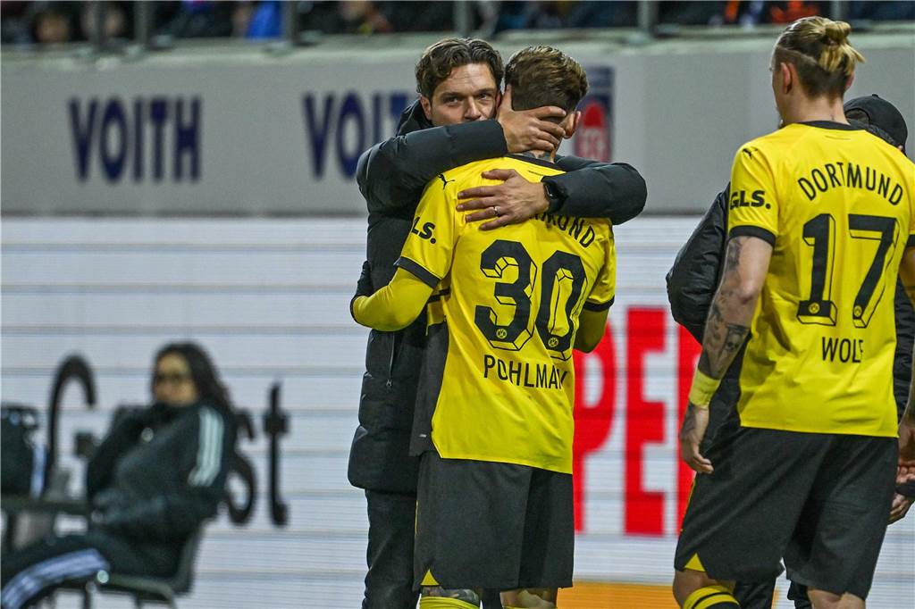 Erst fast der BVB-Abgang, dann das Bundesliga-Debüt: Die turbulenten Tage des Ole Pohlmann Ole Pohlmann wird von Edin Terzic umarmt.