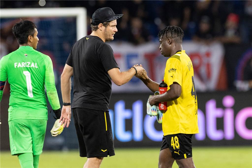 BVB-Youngster Samuel Bamba sammelt Profi-Erfahrungen: „Das ist ein ganz anderes Niveau“ Edin Terziuc klatscht mit Samuel Bamba ab.