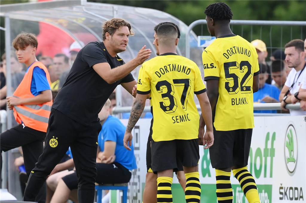 BVB-Youngster Hendry Blank über seinen Aufstieg: „Sehe keinen Grund, die große Show zu machen“ Edin Terzic klatscht mit Hendry Blank ab.