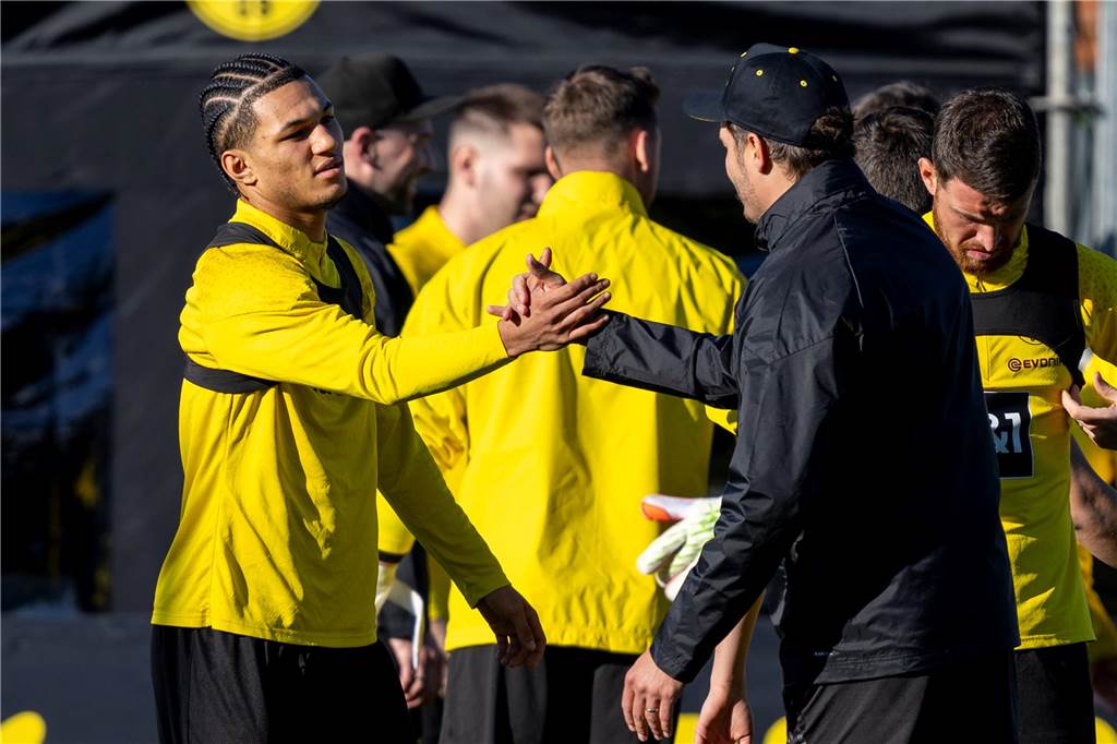 Paris Brunner klatscht mit Edin Terzic ab.