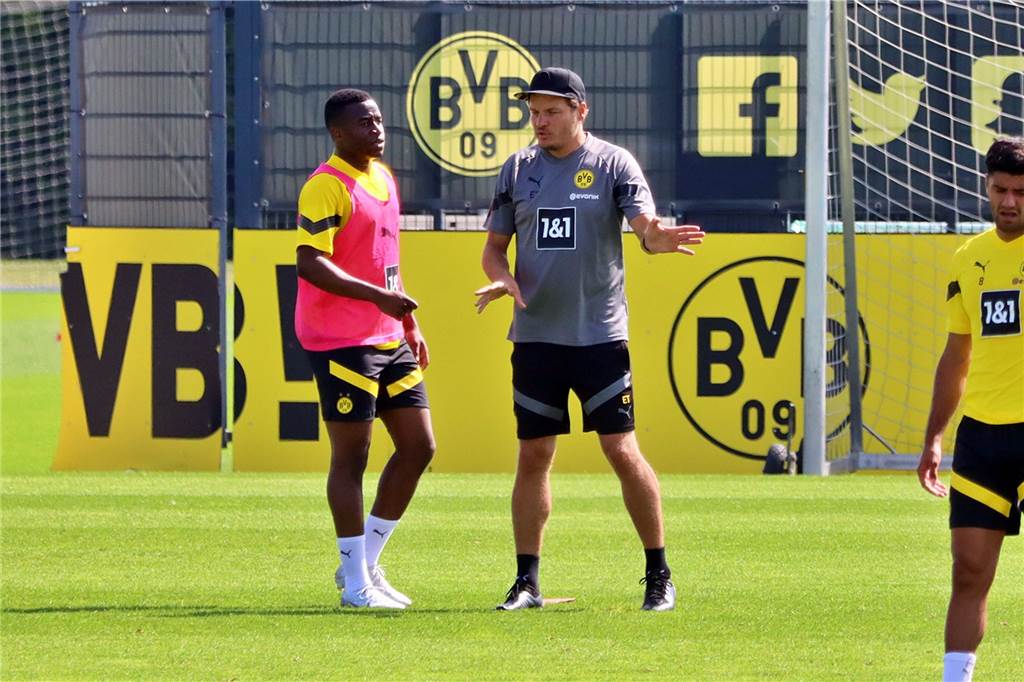 BVB startet Leverkusen-Vorbereitung: Terzic begrüßt einen Rückkehrer BVB-Trainer Edin Terzic (r.) im Gespräch mit Youngster Youssoufa Moukoko.