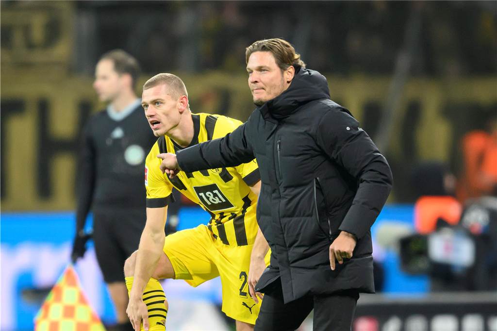 Edin Terzic steht neben Julian Ryerson.