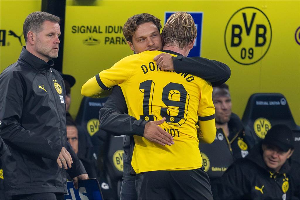 Edin Terzic umarmt Julian Brandt.