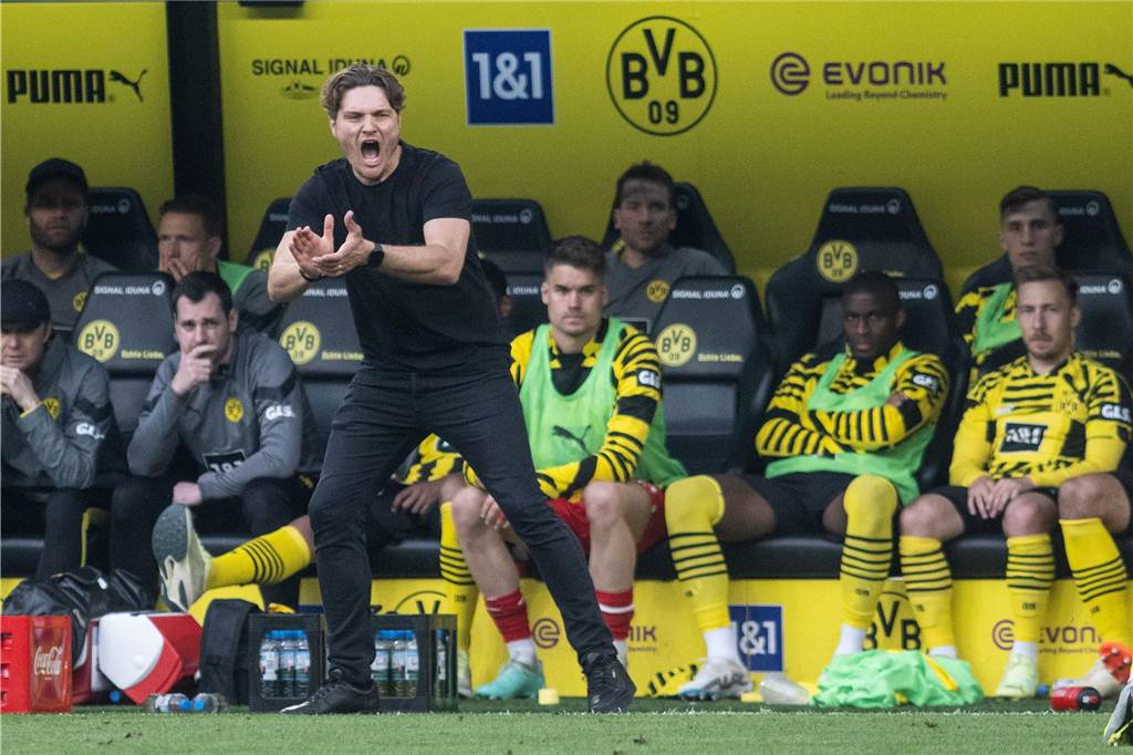 Steht FC Bayern mehr unter Druck als der BVB?: „Saison ohne Titel wäre eine Katastrophe“ Edin Terzic klatscht in die Hände.