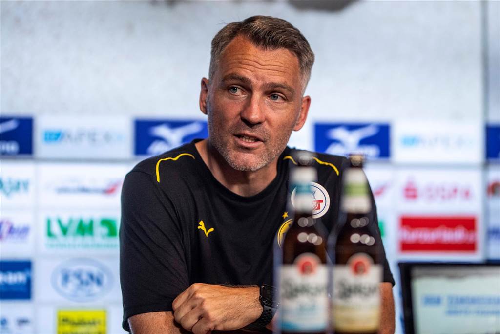 Jan Zimmermann während einer Pressekonferenz.