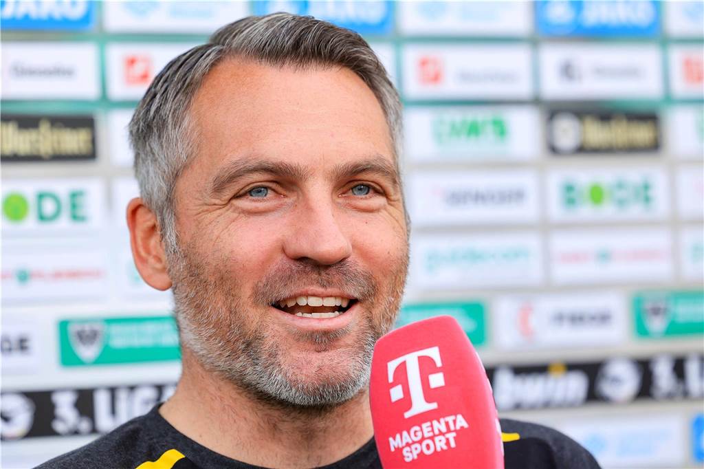 BVB-U23 startet bei Preußen Münster in die neue Saison: 3. Liga im Live-Ticker BVB-Trainer Jan Zimmermann gibt ein Interview.