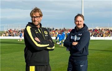 BVB-Trainer Jürgen Klopp und sein Bochumer Amtskollege Peter Neururer vor dem Anpfiff des Revierderbys.