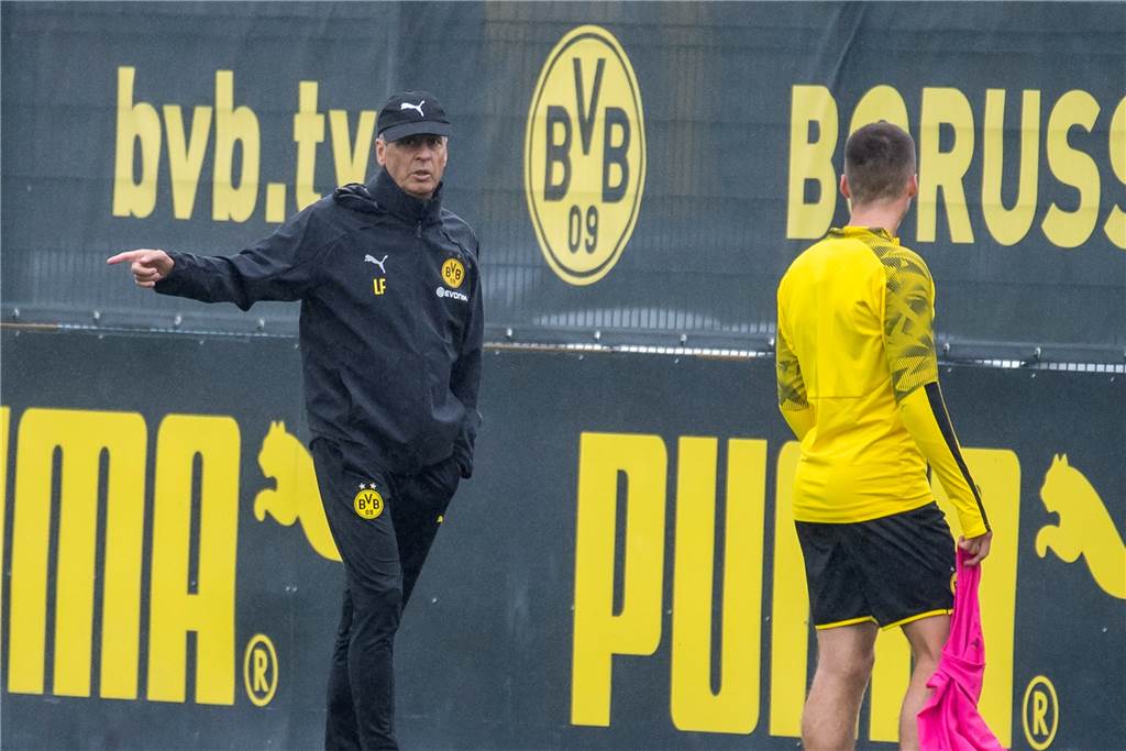 BVB-Profi Tobias Raschl: „Habe quasi zwei Mal meinen Einstand gegeben“ BVB-Trainer Lucien Favre (l.) erkärt Tobias Raschl etwas.