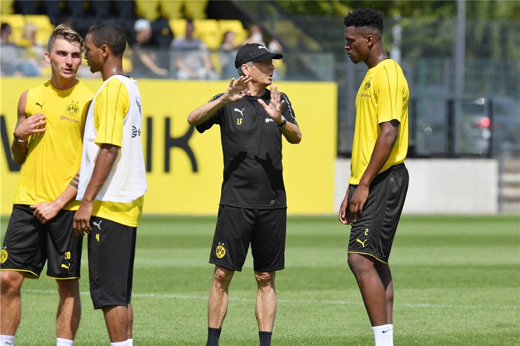 BVB-Abwehrspieler Zagadou im Exklusiv-Interview: Ich bleibe einfach cool BVB-Trainer Lucien Favre (M.) im Gespräch mit Dan-Axel Zagadou.