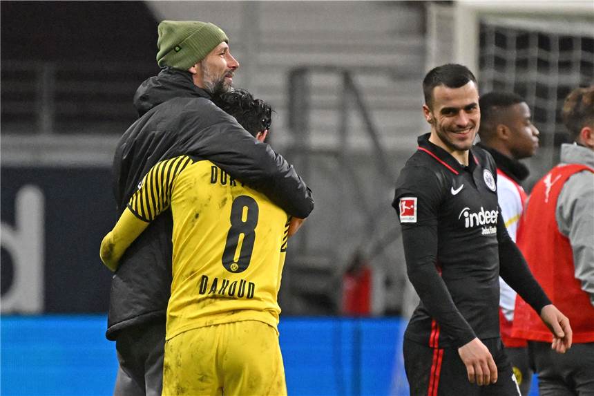 „Das Thema Haltung lohnt“: BVB-Trainer Rose fordert nach 3:2 Nachhaltigkeit BVB-Trainer Marco Rose jubelt gemeinsam mit Torschütze Mahmoud Dahoud.