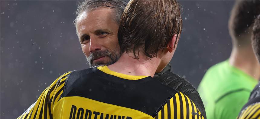Brandt schreibt in Stuttgart Geschichte – BVB-Trainer Rose schützt Physio Zetzmann BVB-Trainer Marco Rose umarmt Doppelpacker Julian Brandt.