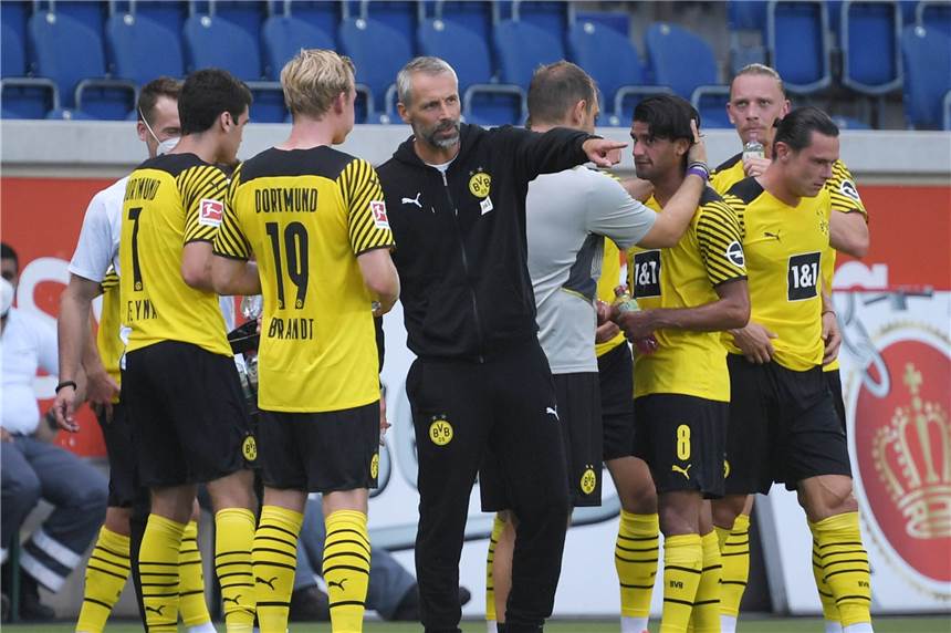 BVB-Trainer Marco Rose: Extra-Lob für Kobel und Papadopoulos BVB-Trainer Marco Rose (M.) im Gespräch mit Julian Brandt.