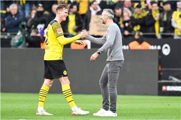 BVB-Trainer Marco Rose (r.) gratuliert Steffen Tigges zu seinem Premieren-Treffer in der Bundesliga.