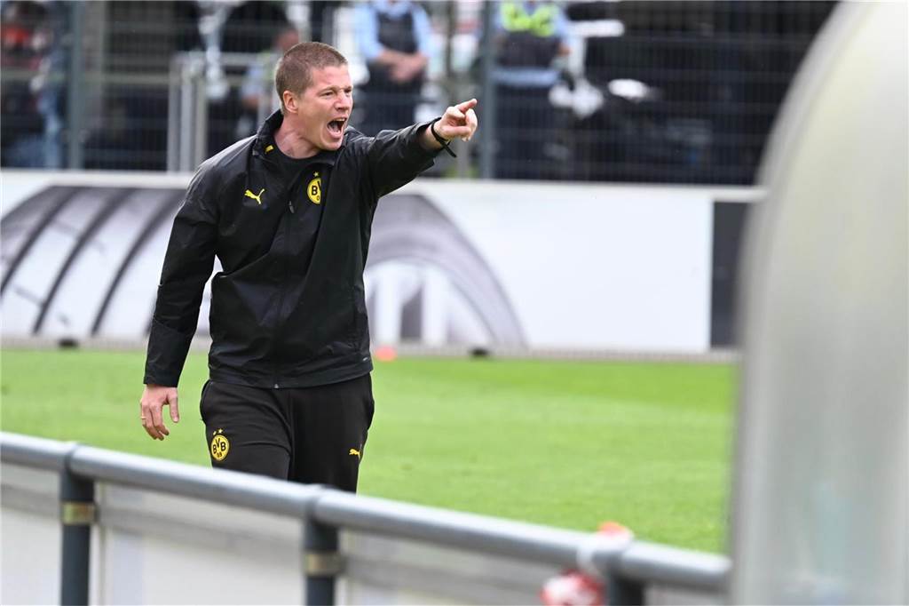 Herrmann sichert BVB-U19 gegen Hertha BSC die Chance aufs Finale: Dortmund droht Defensiv-Engpass BVB-Trainer Mike Tullberg ist wie immer extrem aktiv an der Seitenlinie.
