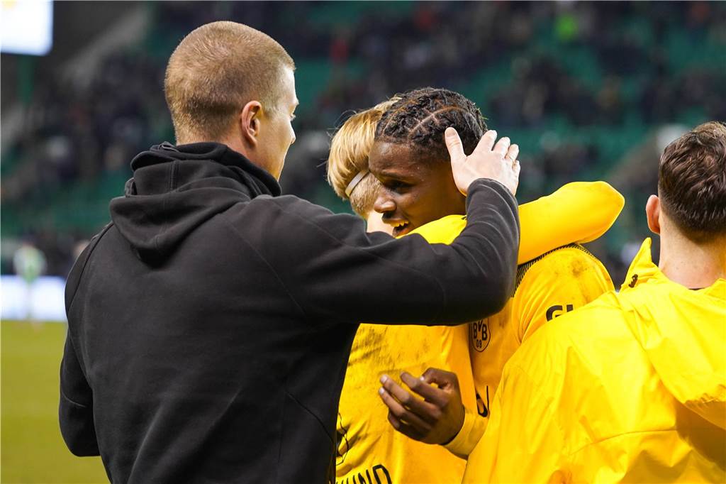 BVB-U19 erlebt besonderen Abend in Edinburgh: Tullberg „freut sich kaputt“ – und wird deutlich wie selten Mike Tullberg bedankt sich bei Matchwinner Hendry Blank.