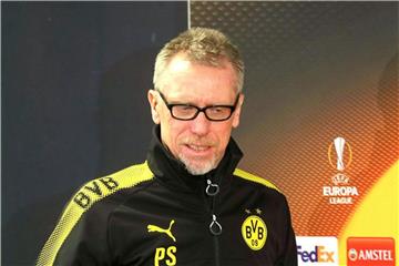 BVB-Trainer Peter Stöger muss gegen den FC Salzburg überraschend auf zwei Leistungsträger verzichten. Foto: Franz Neumayr