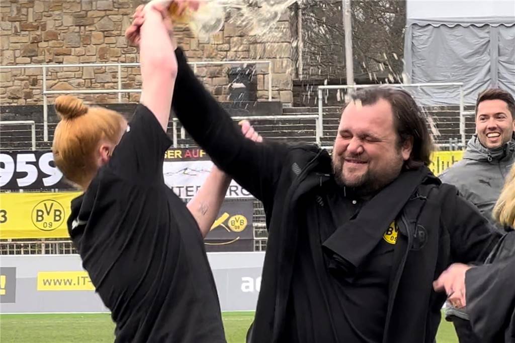Eine BVB-Spielerin übergießt Trainer Thomas Sulewski mit Bier.