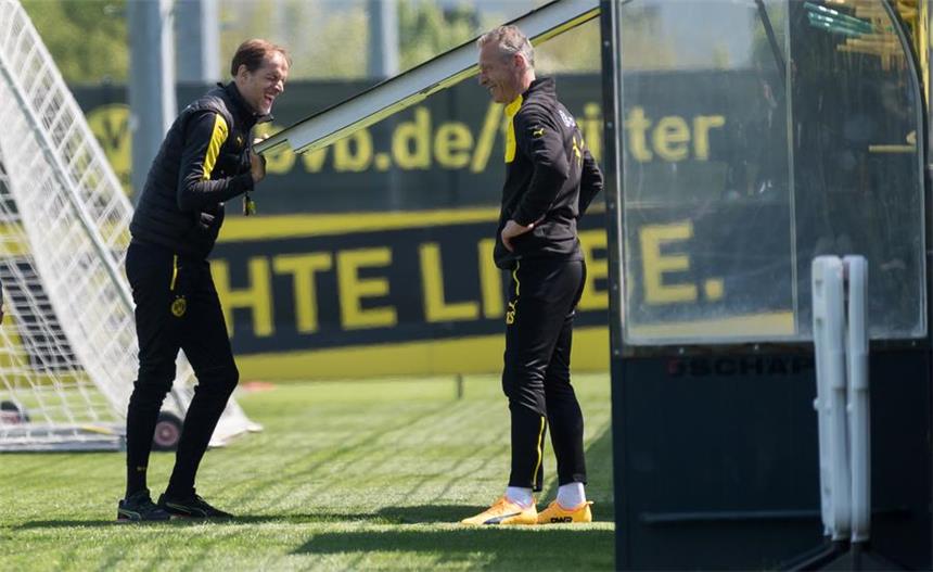 BVB nach turbulenten Tagen um Normalität bemüht BVB-Trainer Thomas Tuchel (l.) und sein ebenfalls umstrittener Athletik-Coach Rainer Schrey scherzen am Rande des Trainings am Mittwoch.
