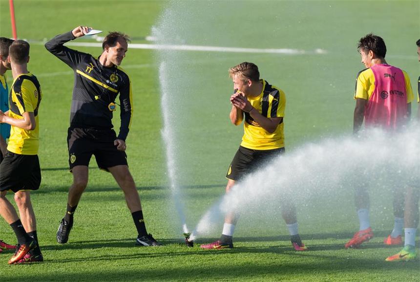 Hohe Intensität - Passlack macht Tuchel nass BVB-Training in Bad Ragaz am 8. August.