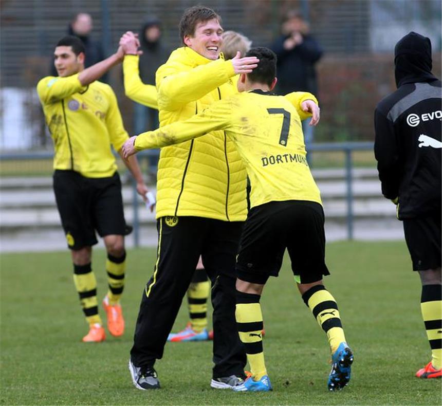 Wolf-Elf mit Derbysieg - Maruoka rettet A-Junioren BVB U17-Coach Hannes Wolf (M.) und Torschütze Hayrullah Alici.
