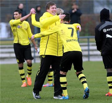 BVB U17-Coach Hannes Wolf (M.) und Torschütze Hayrullah Alici.