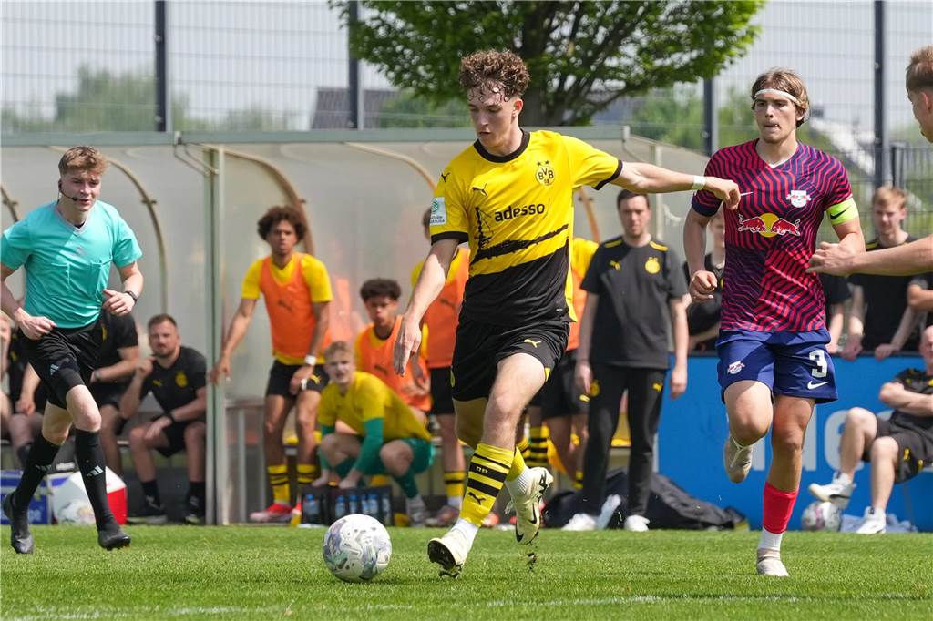 BVB verliert zwei U17-Meisterhelden an Gladbach: „Da blutet mir das Herz“ Len Wörsdörfer schießt den Ball.