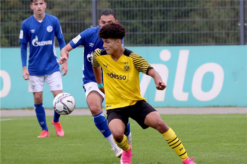 Siegesserie der BVB-U17 reißt – ausgerechnet im Derby gegen Schalke 04 BVB-U17-Mittelstürmer Paris Brunner spielte stark, blieb aber diesmal ohne Torerfolg