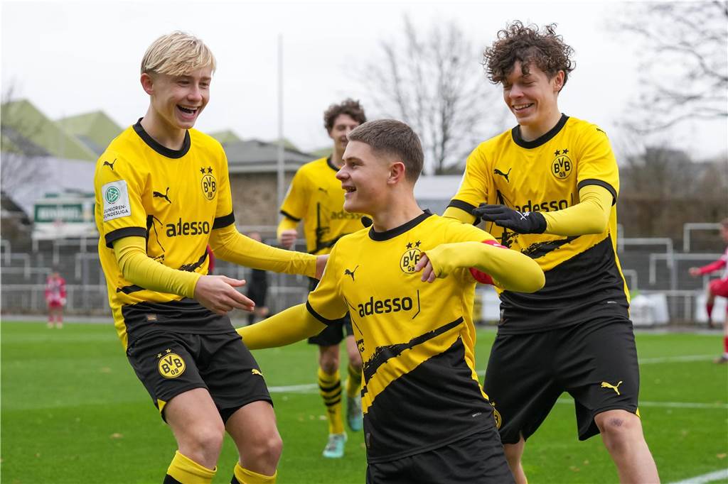 BVB-U17 erreicht Halbfinale um die Deutsche Meisterschaft: Trio soll Dortmund zum Titel führen Nick Cherny bejubelt ein Tor.