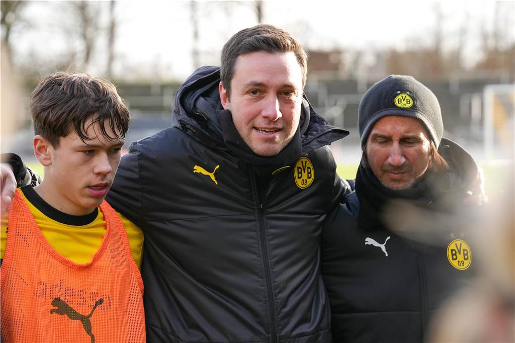 BVB-U17 erreicht Halbfinale um die Deutsche Meisterschaft: Trio soll Dortmund zum Titel führen Marco Lehmann hält eine Ansprache.