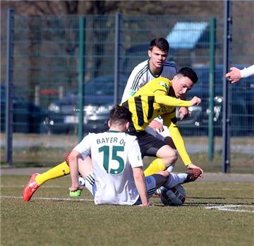 BVB-U19-Junior Oguzhan Aydogan wird hier von der Leverkusener Defensive gestoppt. 