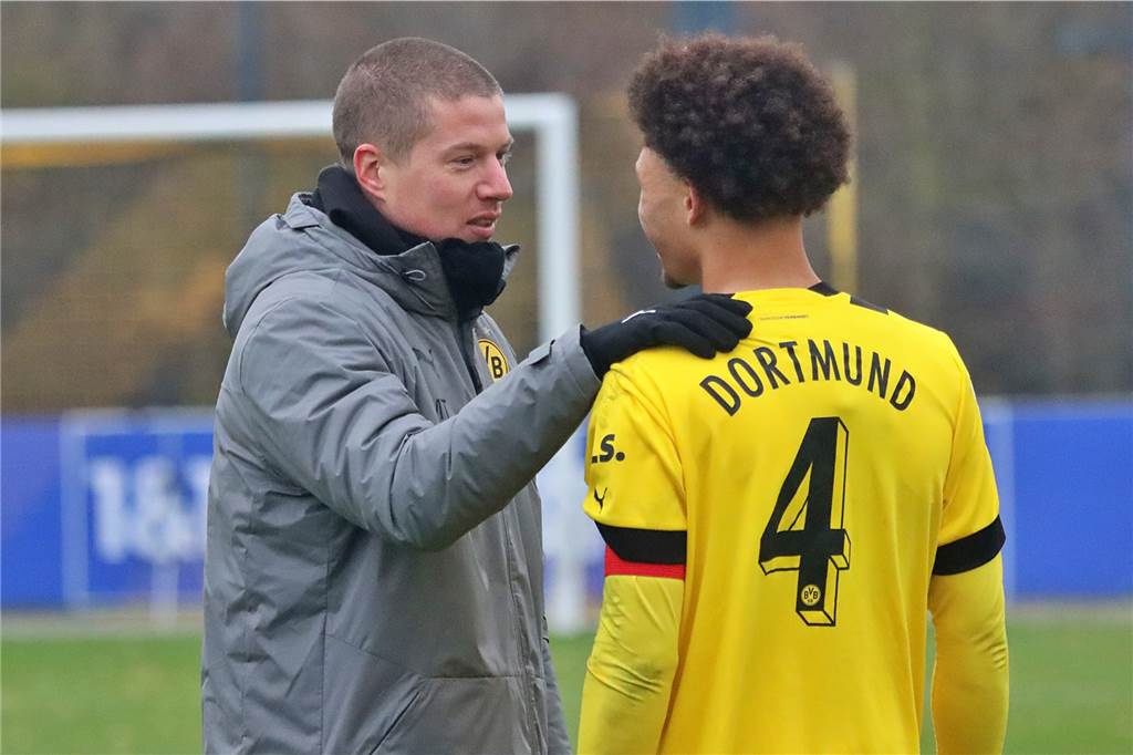 Tullberg sieht gute Mischung bei BVB-U19: Ein Manko zur Pause – Abwehrspieler wird befördert Mike Tullberg im Gespräch mit Nnamdi Collins.