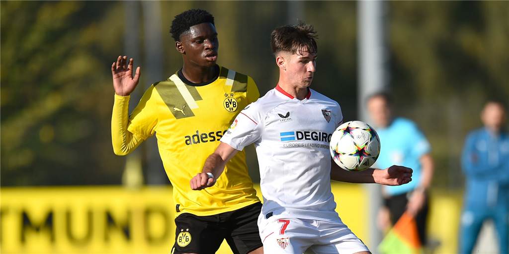 Der stille Held: Hendry Blank sorgt bei BVB-U19 für Furore BVB-U19-Spieler Hendry Blank hat den Ball im Blick.