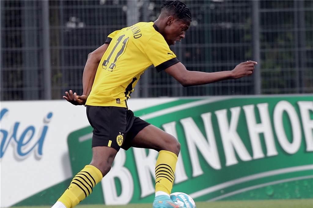 BVB-Talent zieht sich vor Meisterschaftsstart gegen Schalke 04 schwere Handverletzung zu BVB-U19-Spieler Isaak Nwachukwu hat sich eine Handverletzung zugezogen