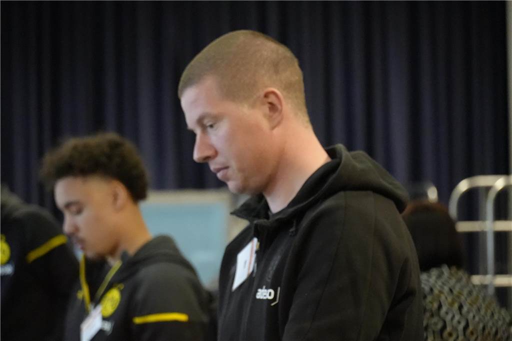 BVB U19 verteilt Lebensmittel bei der Tafel in Dortmund-Körne.