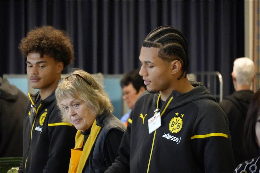 BVB U19 verteilt Lebensmittel bei der Tafel in Dortmund-Körne.