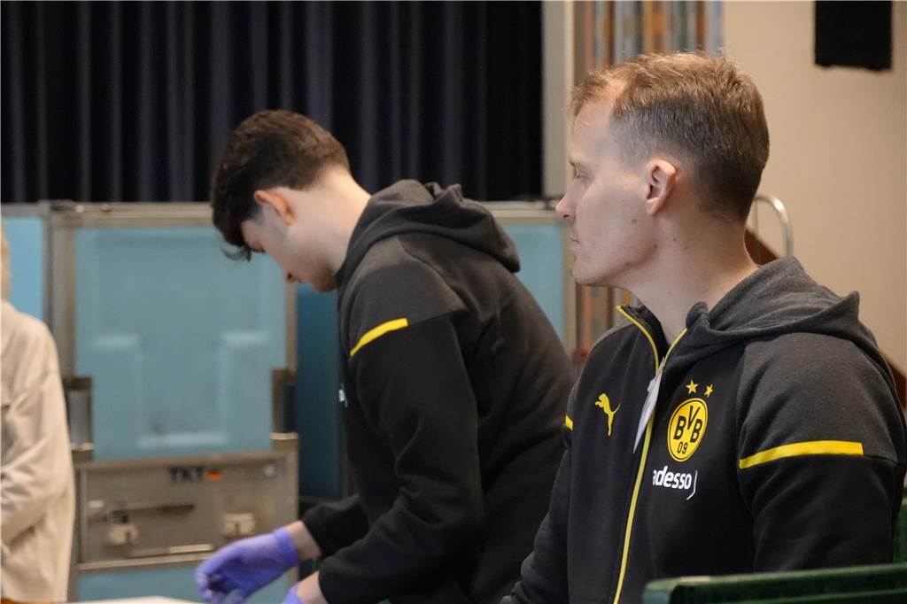 BVB U19 verteilt Lebensmittel bei der Tafel in Dortmund-Körne.