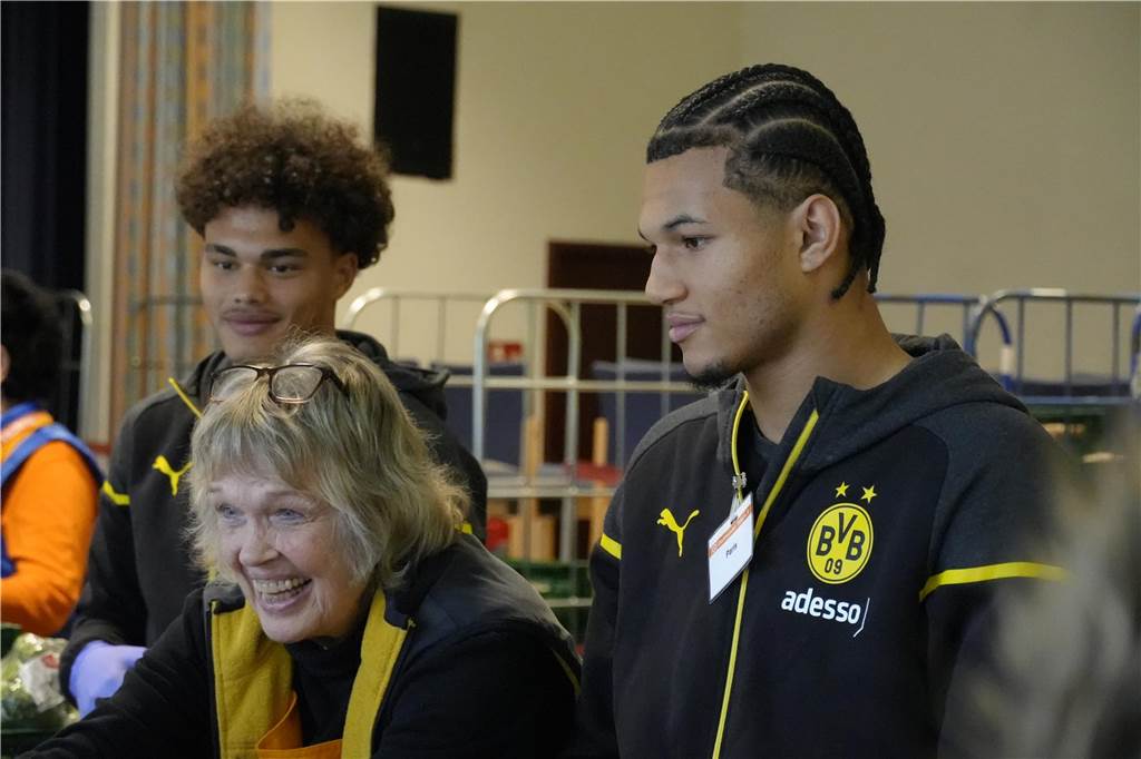BVB U19 verteilt Lebensmittel bei der Tafel in Dortmund-Körne.