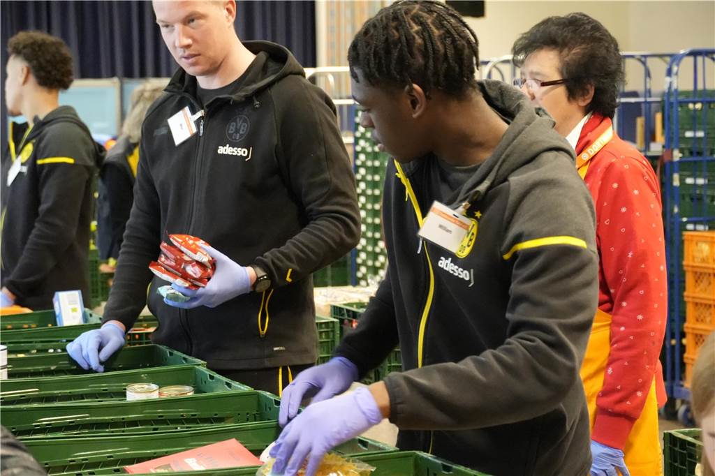 BVB U19 verteilt Lebensmittel bei der Tafel in Dortmund-Körne.